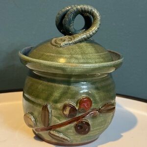 Mudworks USA Pottery Ceramic Jar Canister Garlic Storage Curly Circle Lid Vents